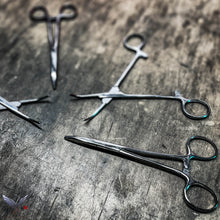 Load image into Gallery viewer, Medic - 5.5" Kelly Forceps (Locking)