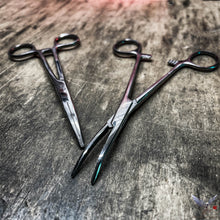 Load image into Gallery viewer, Medic - 5.5" Kelly Forceps (Locking)