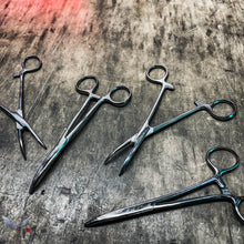 Load image into Gallery viewer, Medic - 5.5" Kelly Forceps (Locking)